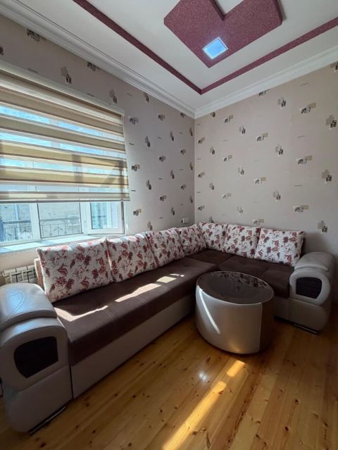 Divan satılır – 400 AZN. - Açılır model, yatak funksiyası var - Baza — ikinci el mallarin satisi — Mebel