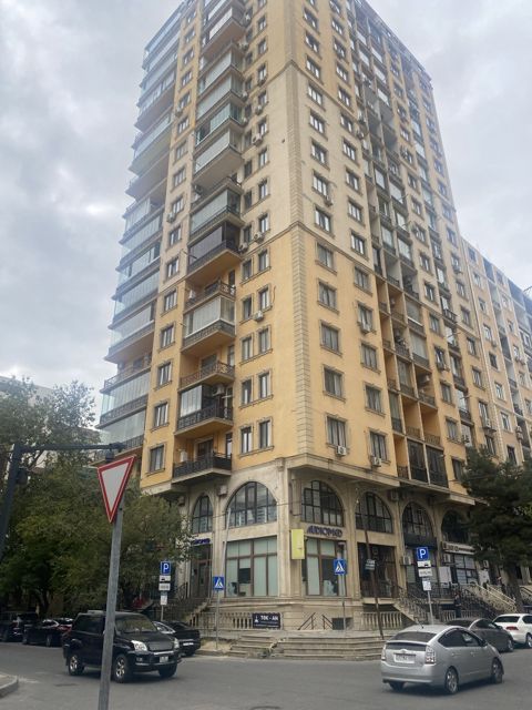 Satılır 3 otaqlı yeni tikili 130 m² — Bakı