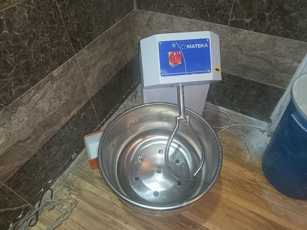 Mateka sənaye tipli xəmir yoğurma maşını 40klo xemir yuqurur — Peşəkar mətbəx texnikası, Yevlax (2)