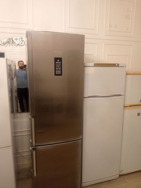 Hotpoint Ariston soyuducu, alt dondurucu bölməli model. Paslanmaz — Bakı