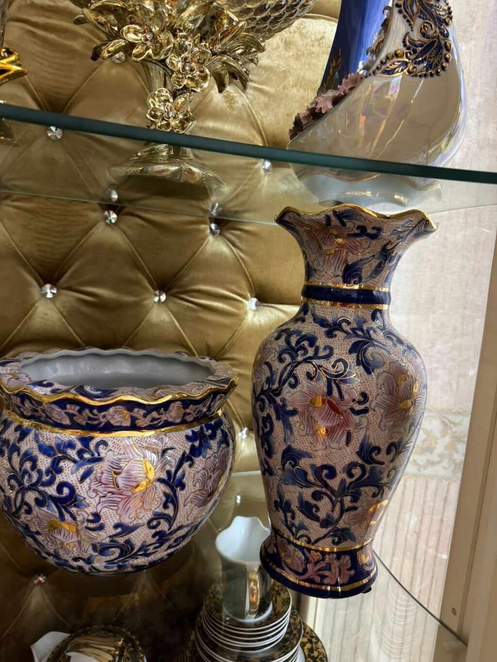 Vaza dəsti, Keramika — Vaazalar, kreslolar, süni çiçəklər, Xırdalan