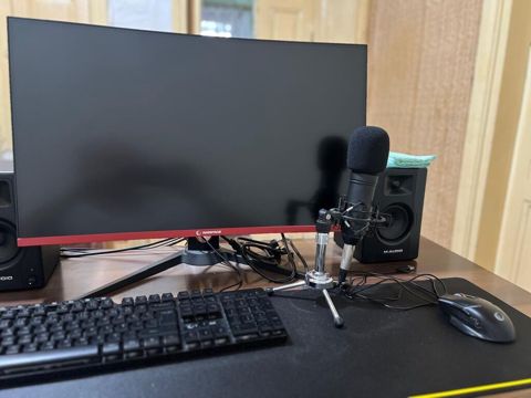 Səs yazısı və yayım üçün tam masaüstü set Tərkib: - Gaming stolüstü — Digah