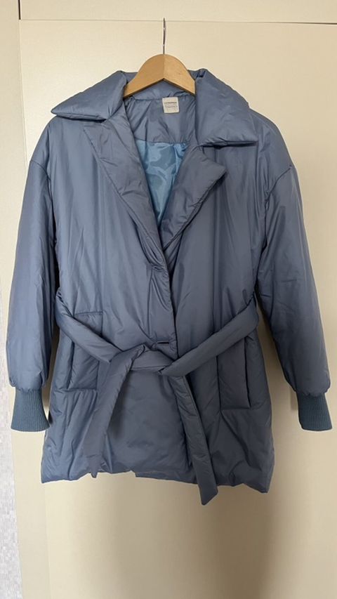 Yargıcı Outerwear qadın paltosu - Rəng: boz-mavi (soyuq ton) - Model — Digah