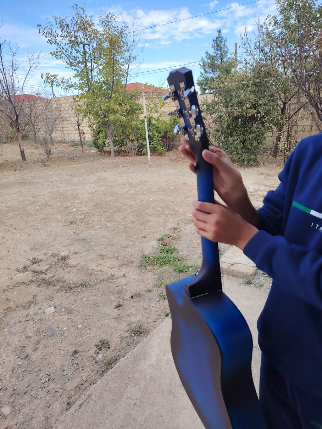 Akuistik gitara – kəsik (cutaway) korpuslu, mavi-qara keçid rənglə — Gitarlar və digər simli alətlər, Gəncə (4)