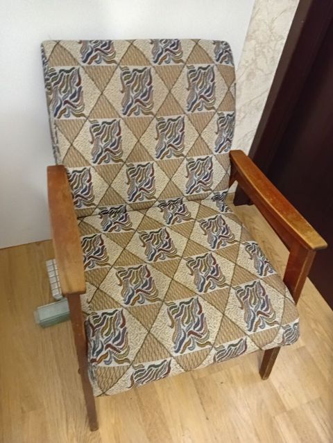 Kreslo – taxta karkaslı, yumşaq oturacaq və arxalıqla. - Material — Bakı