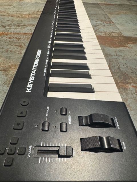 Salam herkese M-Audio Keystation 88 MK3 tezə vezyetdedi çox isdifade — Bakı