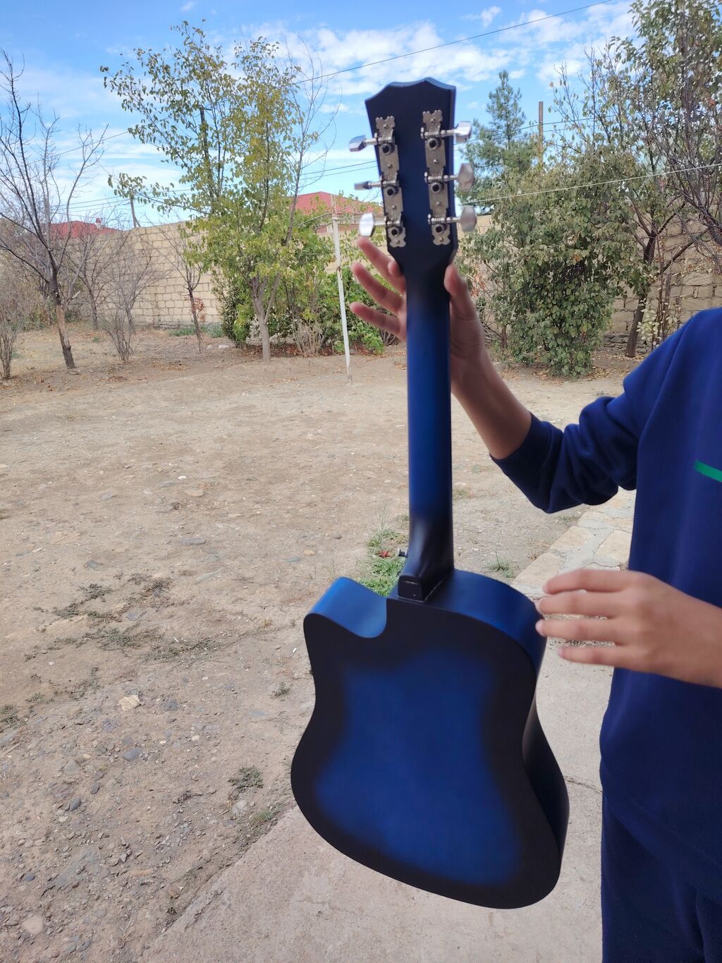 Akuistik gitara – kəsik (cutaway) korpuslu, mavi-qara keçid rənglə — Gitarlar və digər simli alətlər, Gəncə (3)