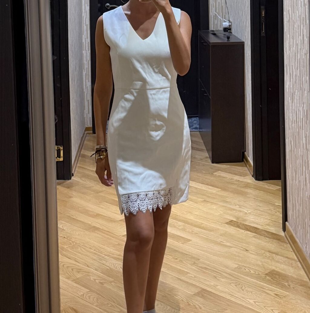 Ağ rəngli, qolsuz qadın donu. Model bədənə oturan, dizdən yuxarı — Axşam paltarları, Bakı (2)