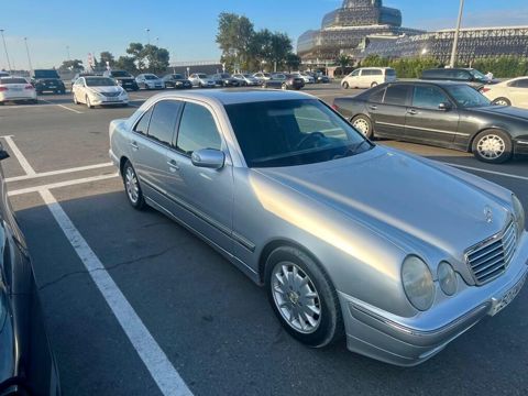 Mercedes-Benz E 240: 2.4 l 1999 il Sedan — Digah