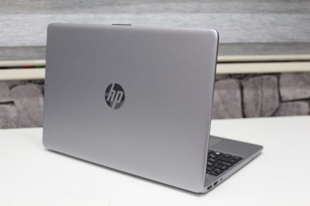 HP noutbuk – zərif gümüşü korpus, tam klaviatura və geniş toxunma — HP, Gəncə (4)