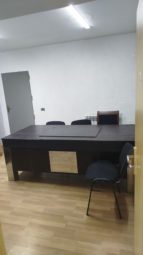 Ofis üçün rəhbər masa və ziyarətçi stulları dəsti - Geniş ölçülü — Masazır