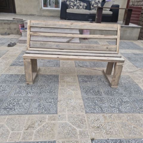Açıq hava üçün taxta skamyə isdeyen ucun stol da yiqilir - Material — Digah