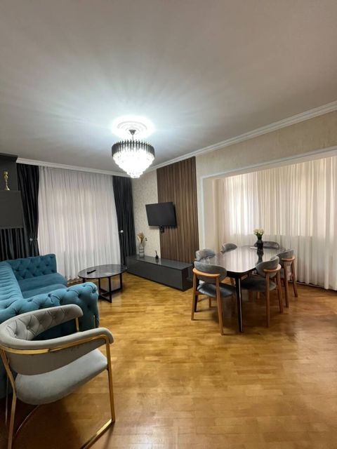 Satılır 4 otaqlı köhnə tikili 110 m² — Bakı