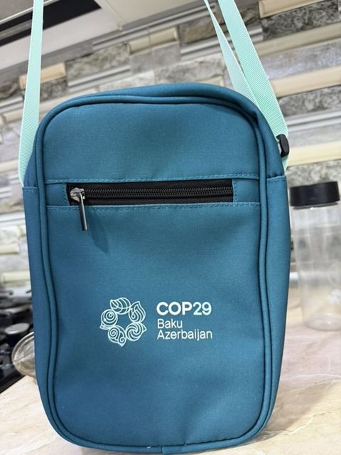 COP29 Baku Azerbaijan yazılı çiyin çantası - Rəng: tünd mavi-göy — Masazır