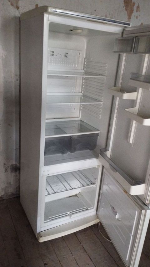 Aşağıdan donduruculu, ağ rəngli məişət soyuducusu. Xüsusiyyətlər — Sumqayıt