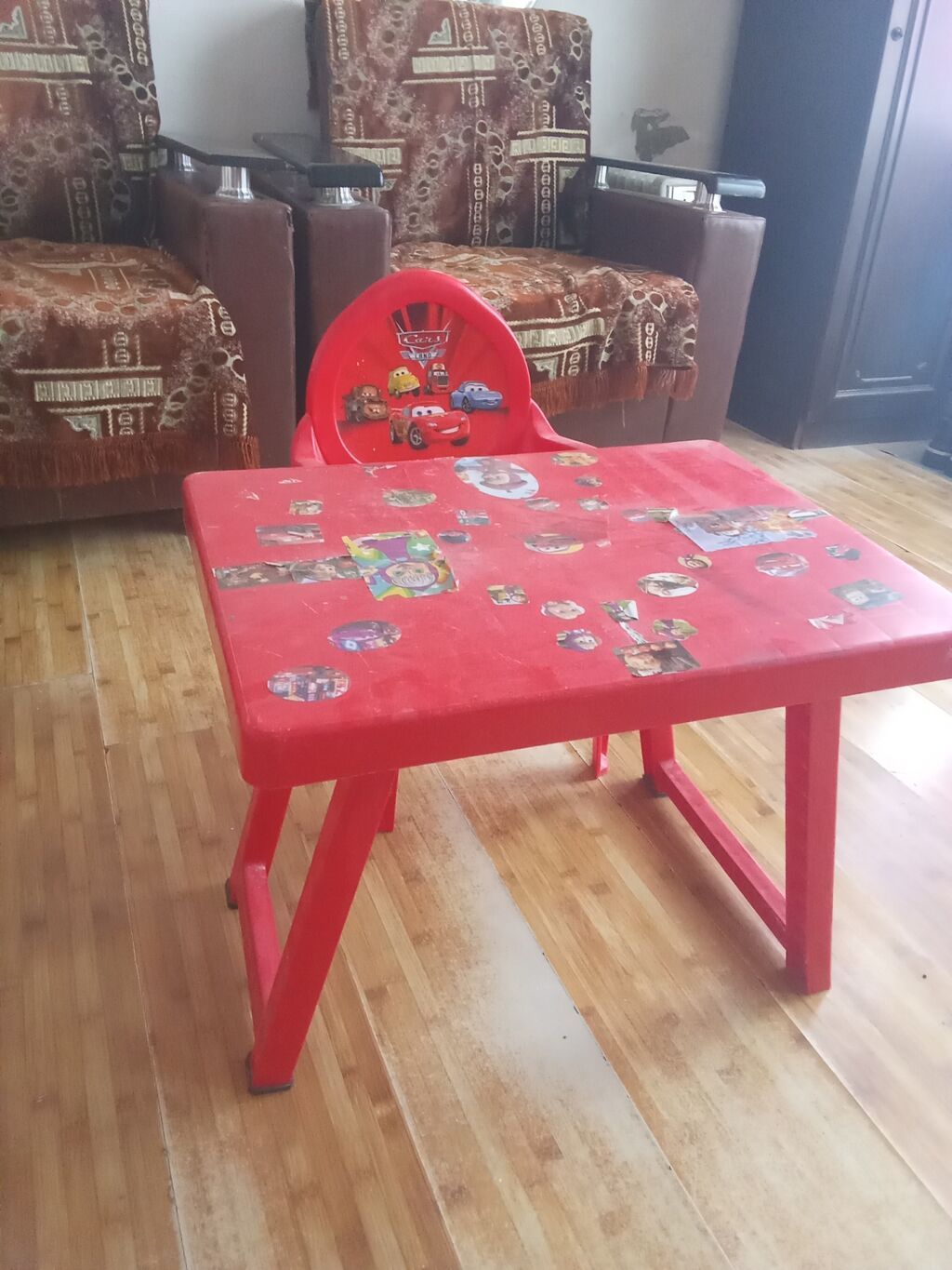 Uşaq üçün masa və stul dəsti acilib baglanan catdirilma var — Masalar və stullar, Xırdalan