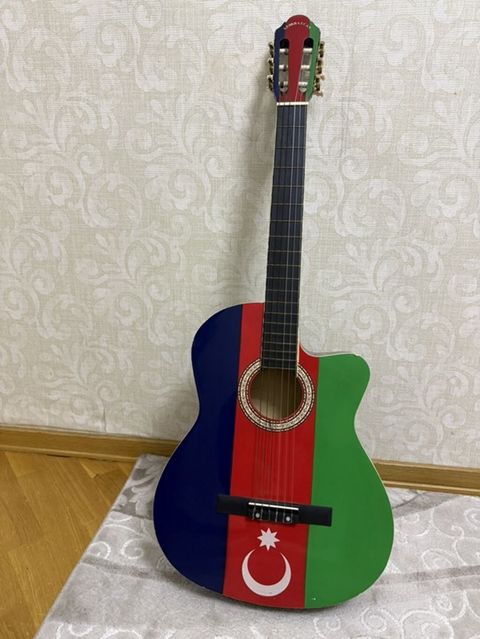 Akkustik klassik gitara – Azərbaycan bayrağı dizaynı - Korpus: tam — Bakı