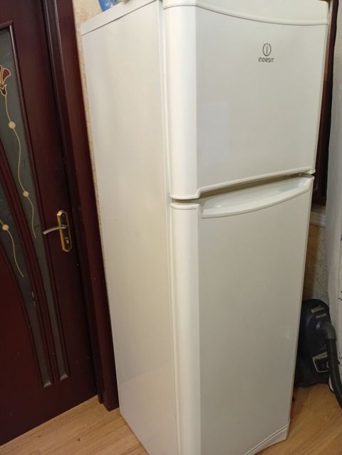 Indesit iki qapılı soyuducu - Rəng: ağ - Yuxarıda dondurucu bölməsi — Bakı