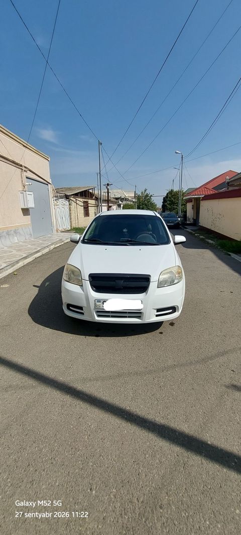Chevrolet Aveo sedan – ağ rəng Texniki xüsusiyyətlər: - Ban: sedan — Gəncə