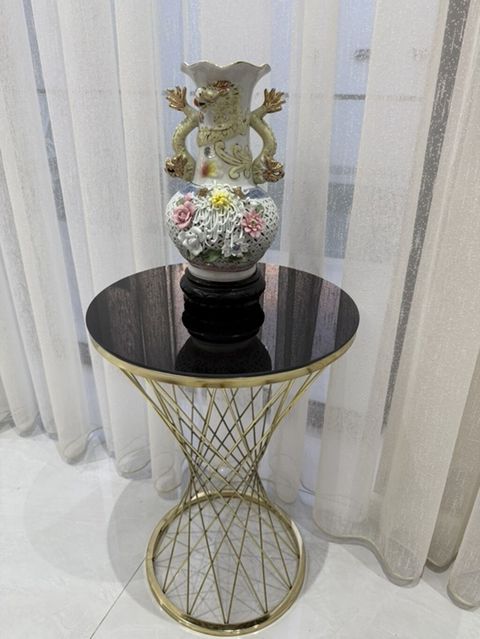 Bir vaza, Farfor — Digah