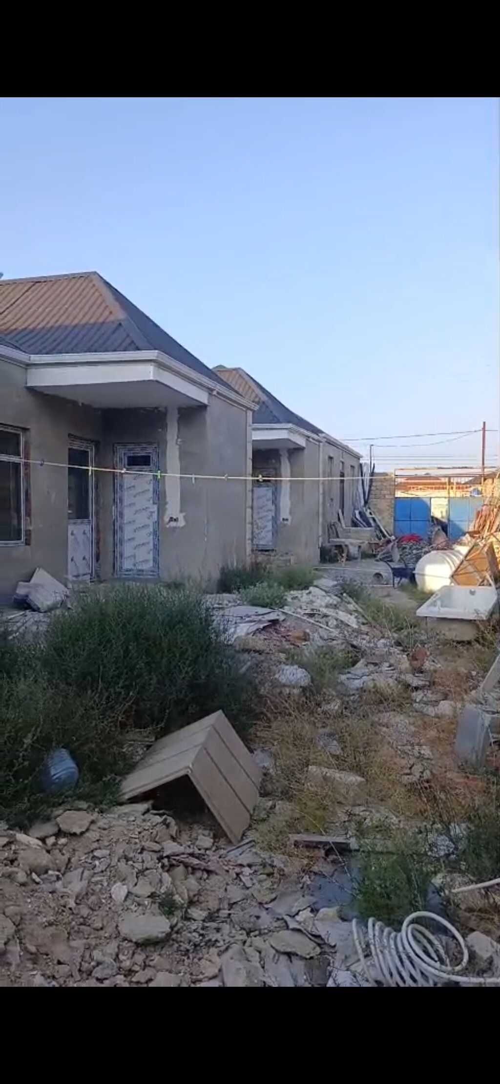 Bine atcikiqda 169 nomreli marsurutun sonu asvaltin qiragi su artisan — Ev, villa, Xırdalan