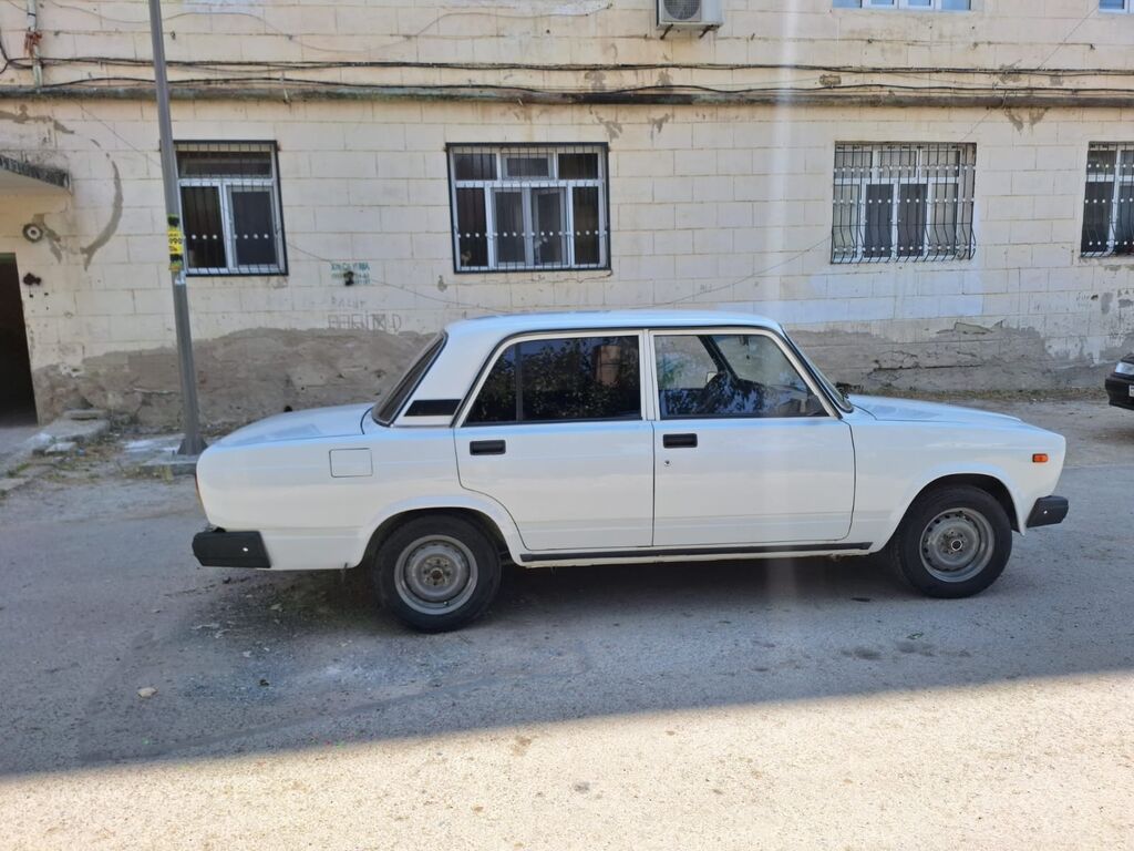 Lada 2107, ağ rəng, sedan kuzov. Xüsusiyyətlər: - Mexaniki sürətlər 90-EV-028 — Avtomobillər, Hacıqabul (7)