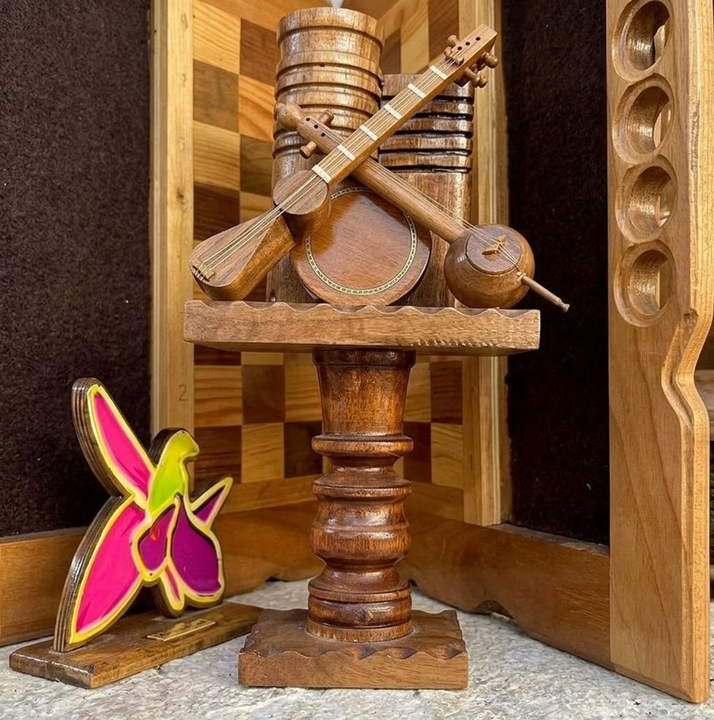 Məhsul: Miniatür xalq musiqi alətləri suveniri - Təsvir: Əl işidir — Skripkalar və digər keməçli alətlər, Bakı (4)