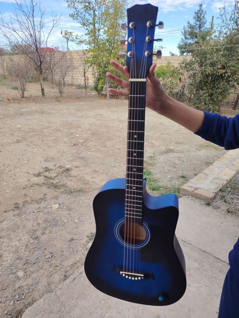 Akuistik gitara – kəsik (cutaway) korpuslu, mavi-qara keçid rənglə — Gəncə