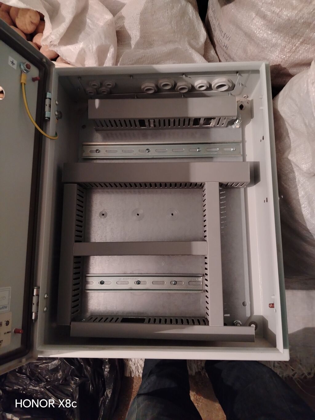 Metal elektrik paylayıcı/idarəetmə şkafı - Material: qalın polad — Paylama panelləri və qutuları, Qusar (2)