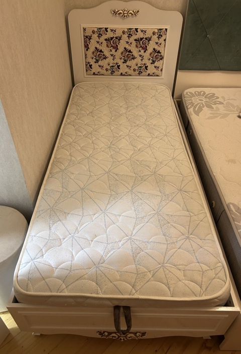 Tək nəfərlik çarpayı. Embawood dan alinib. Eni 95sm Uz 210sm Çox az — Bakı
