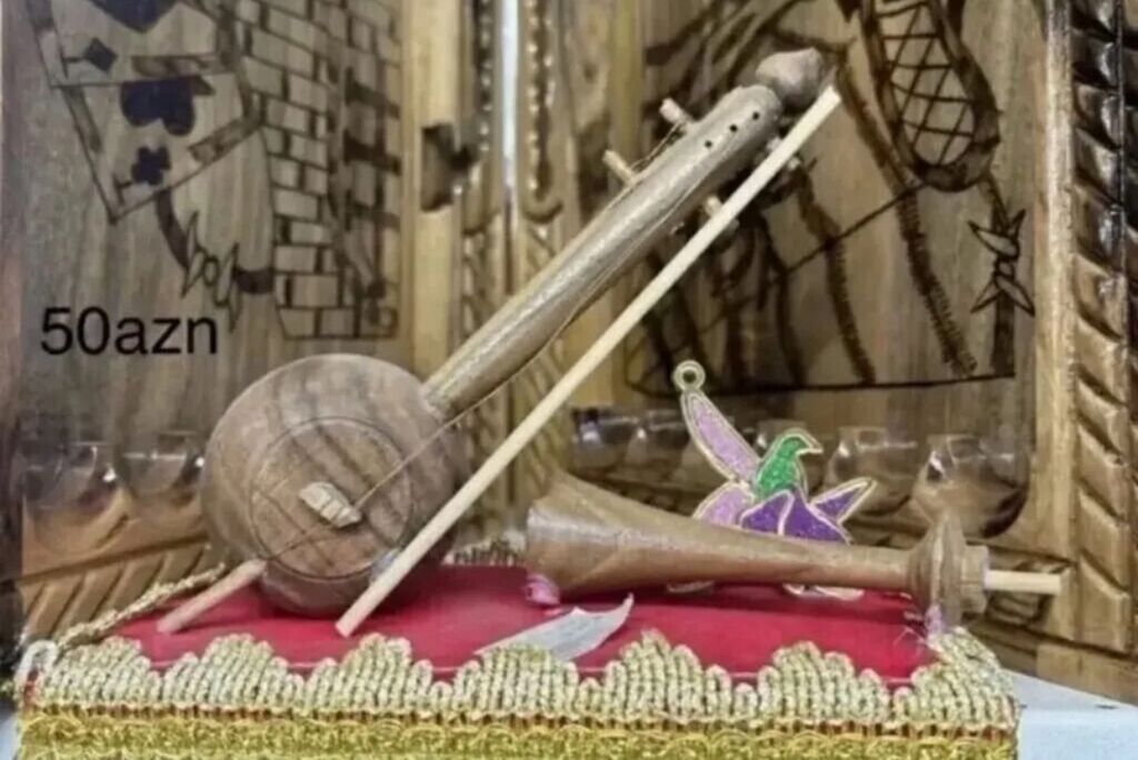 Məhsul: Miniatür milli musiqi alətləri suvenirləri Təsvir: - Əl — Skripkalar və digər keməçli alətlər, Bakı (2)