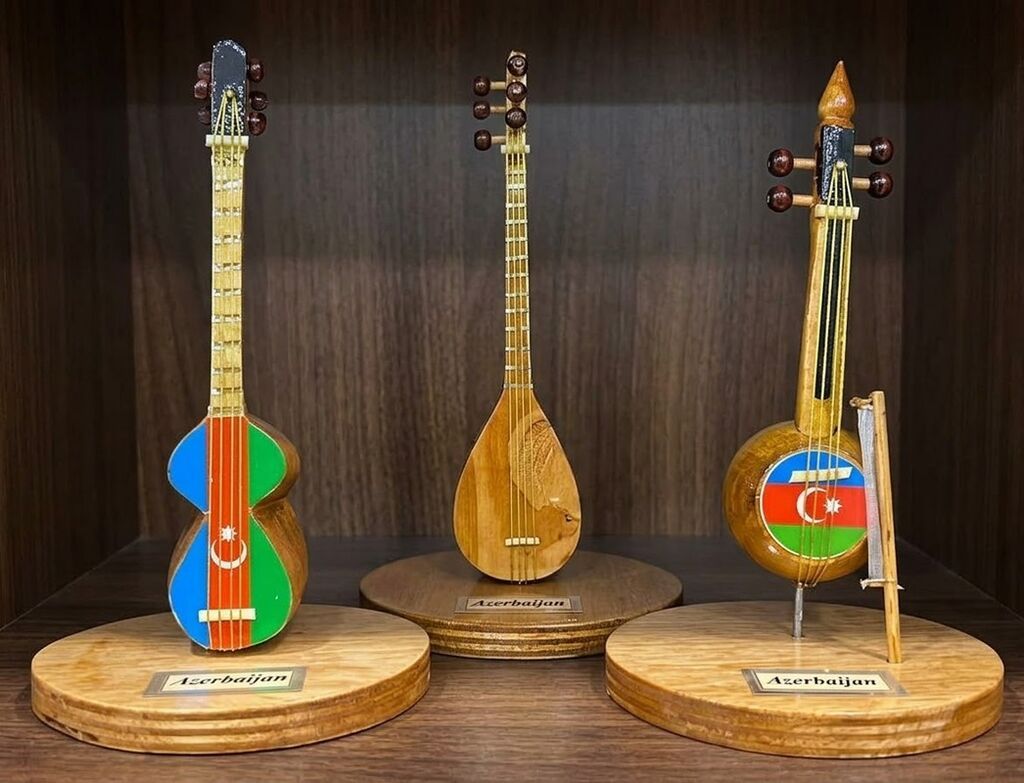Məhsul: Miniatür xalq musiqi alətləri suveniri - Təsvir: Əl işidir — Skripkalar və digər keməçli alətlər, Bakı (5)