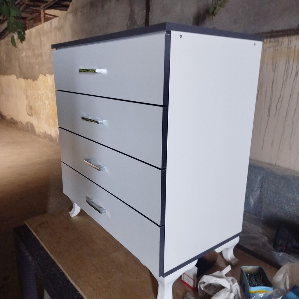 Ağ rəngdə 4 çekmeceli komod - Minimalist dizayn: ağ ön panellər, tünd — Komodlar və tumbalı, Mehdiabad (3)