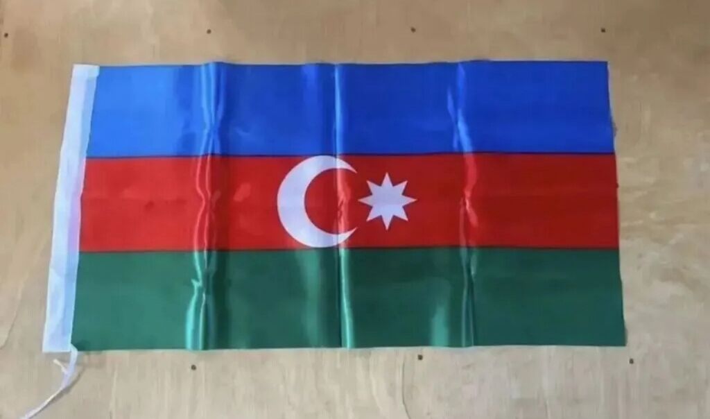 Azərbaycan bayrağı – asılqan lentli - Üçrəngli dizayn: üst zolaq — Digər, Novxanı