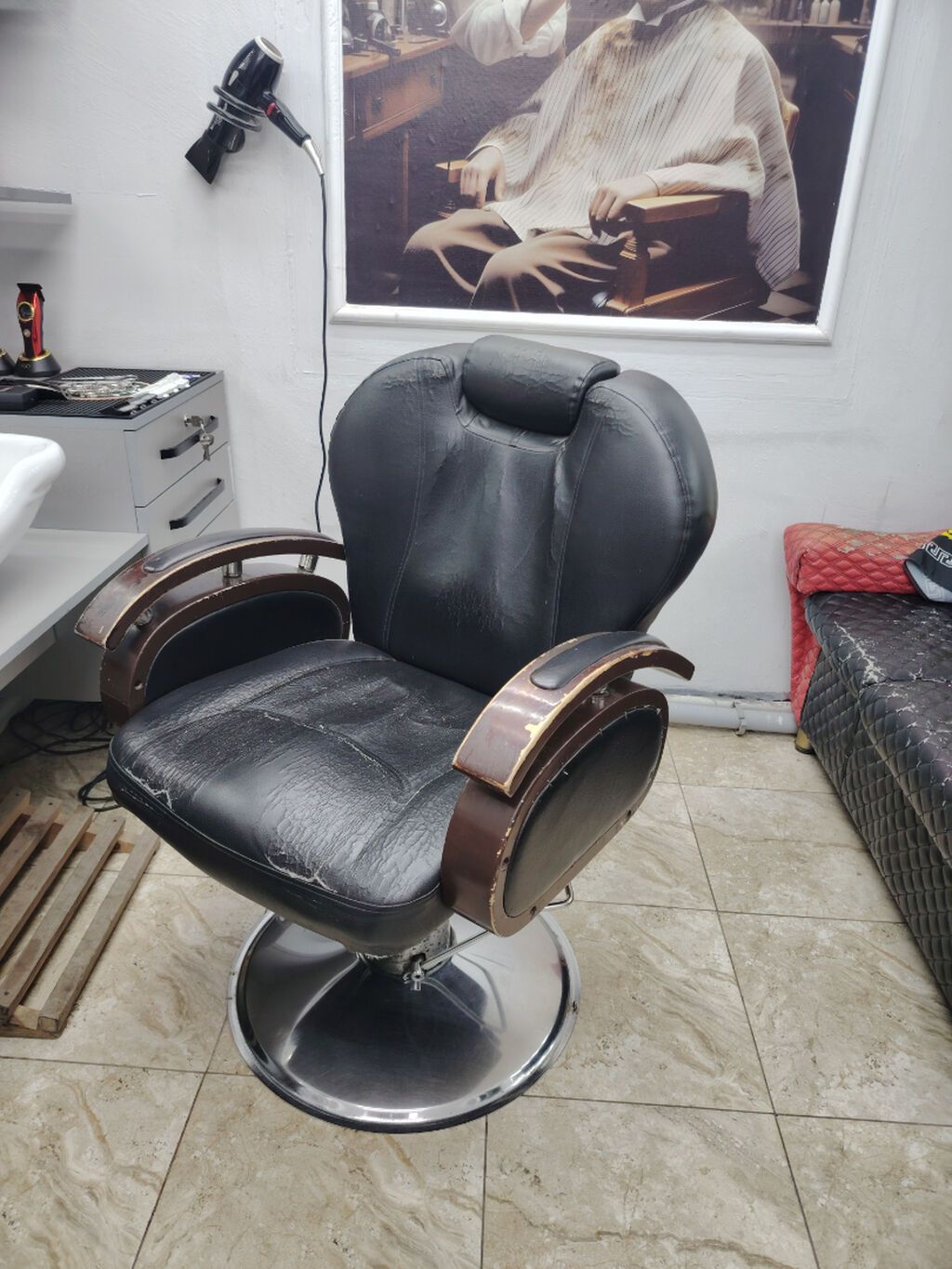 İşlənmiş, Saç kəsimi kreslosu — Kreslo, Bakı (3)