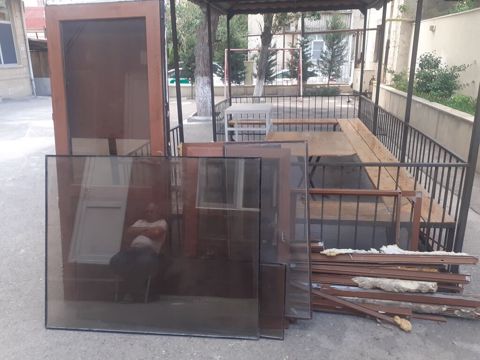 Tünd rəngli alumini̇um pəncərə və qapı konstruksiyaları 2 eded boyuk — Bakı