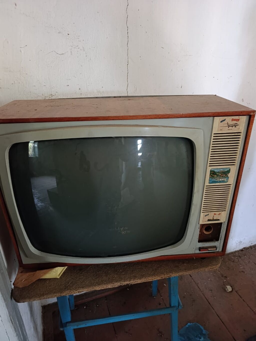 Klassik borulu (CRT) televizor - Taxta fakturalı korpus, ön hissədə — Televizorlar, Bakı
