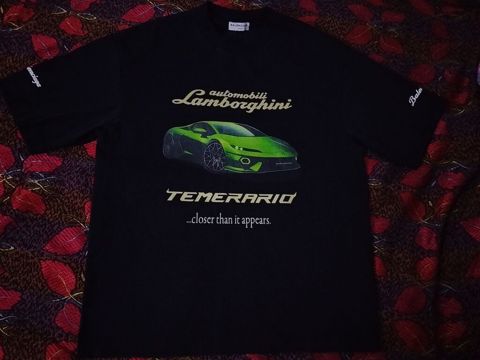 Qara rəngli qısaqol T‑şört. - Ön hissə: “automobili Lamborghini” — Bakı