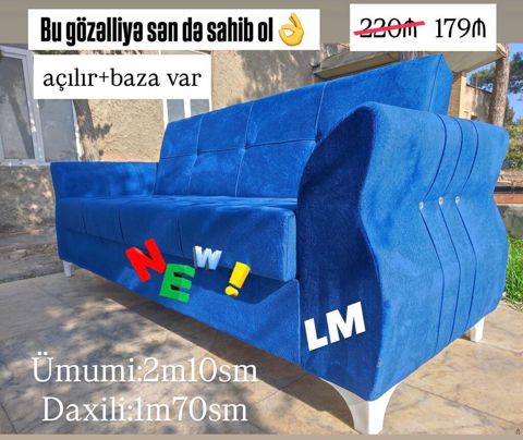 Mavi rəngli, yumşaq toxumalı divan. Rahat oturuş üçün yastıq tikişli — Bakı