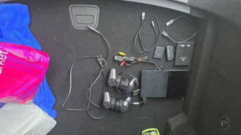 PlayStation 2 Slim (PS2) oyun konsolu komplekti Daxildir: - PS2 Slim — Bakı