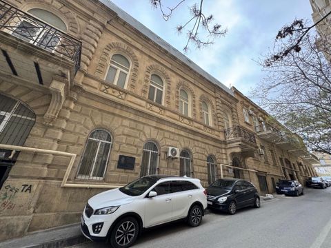 Satılır 5 otaqlı köhnə tikili 190 m² — Bakı