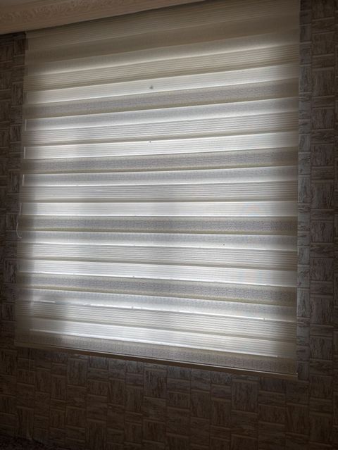 Zebra tipli jalüz pərdə - Rəng: açıq bej/krem, zolaqlı dizayn — Qazax