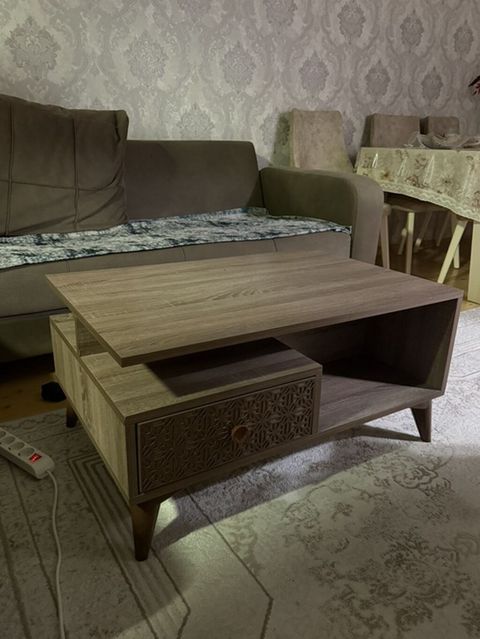 Ağac teksturalı, modern üslubda salon üçün orta stol. Xüsusiyyətlər — Bakı