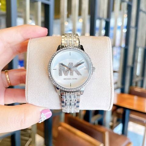 Yeni, Qol saatı, Michael Kors, rəng - Gümüşü — 160 ₼ · Bakı, Nərimanov · Qol saatları Yeni, Qol saatı, Michael Kors, rəng - Gümüşü — Bakı