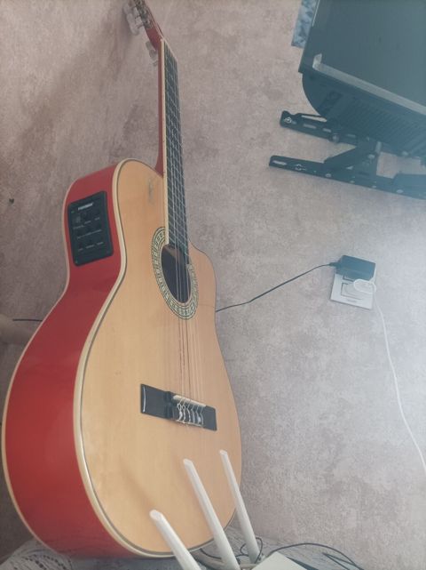 Elektro-klasik gitara - Korpus: klassik forma, ön lövhə açıq rəngli — Bakı