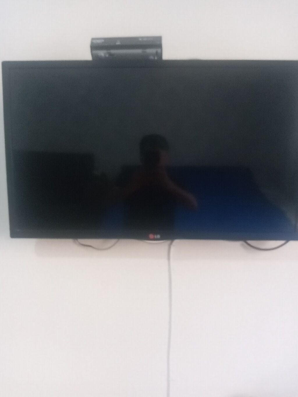 LG markalı düz ekran televizor. Qara rəngli, nazik çərçivəli dizayna — Televizorlar, Bakı