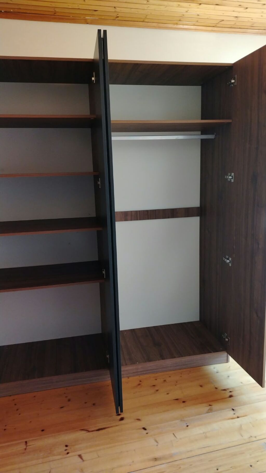 Geniş güzgülü qarderob şkafı - Dizayn: Təbii qoz ağacı teksturalı — Şkaflar, Bakı (4)
