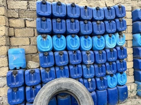 Mavi plastik kanistrlər (bidonlar) - Həcmi: təxmini 20–30 litr — Sumqayıt