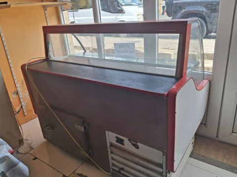 Soyuducu vitrin – mağaza/kafe üçün - Ön hissəsi qabarıq şüşəli, geniş — Bakı