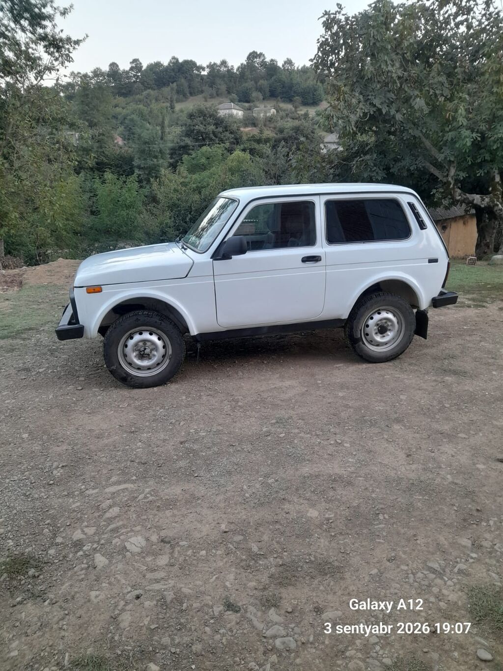 Lada Niva (3 qapı) – ağ rəng, 4x4 ofroud krossover/SUV. Texniki 77-FH-953 — Avtomobillər, Masallı (9)